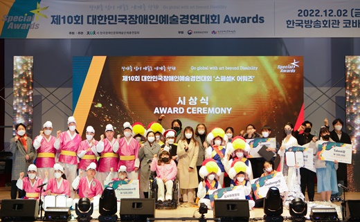 박송이 씨가 지난 2일 한국방송회관 코바코홀에서 한국장애인문화예술단체총연합회(장예총)가 주최한 제10회 대한민국장애인예술경연대회 ‘스페셜K’ Awards에서 대상을 수상했다.ⓒ한국장애인문화예술단체총연합회