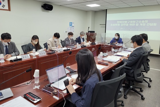 더불어민주당 최혜영 의원이 지난 9월 13일 오후 2시 국회의원회관에서 김민석·권칠승·기동민 의원, (사)장애우권익문제연구소, 대한변호사협회, 서울지방변호사회와 ‘장애차별구제청구소송의 소송비용 감면을 위한 법 개정방안 간담회’를 공동 개최한 모습. ⓒ에이블뉴스 DB