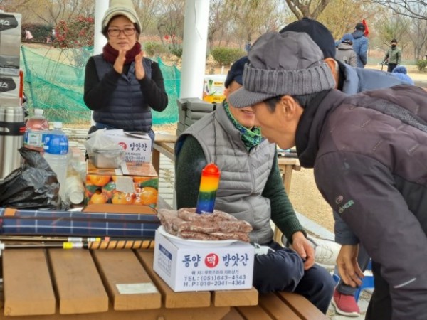 강신주 회장이 축하 촛불을 끄고. ⓒ이복남