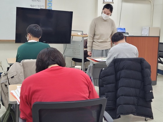 양천해누리복지관 자립준비반에서 발달장애인 청년들을 대상으로 기초문해 수업을 진행하고 있는 김지선 씨. ©에이블뉴스