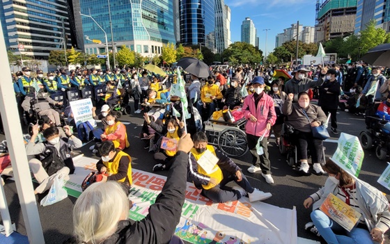 지난 10월 13일 서울 여의도 이룸센터 앞에 열린 '2022년 장애인평생교육법 제정 페스티벌' 모습. ⓒ에이블뉴스