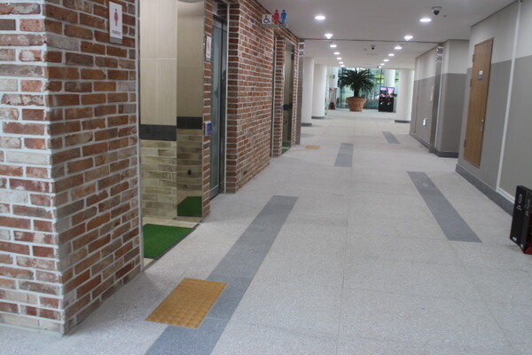 국립농업박물관 본관 남녀비장애인화장실 입구 벽면에는 시각장애인이 손끝으로 만져 성별을 알 수 있는 점자표지판, 앞바닥에 점자블록이 양호하게 설치됐다.©박종태