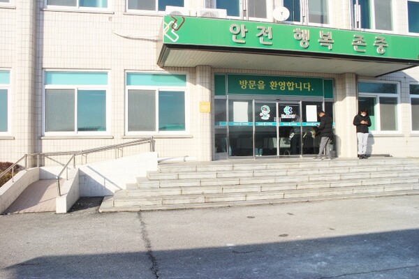 청주운전면허시험장 본관 입구 경사로. 휠체어 사용 장애인이 이용하기에는 경사도가 가팔라 보인다. ©박종태