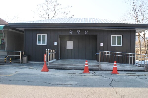 남녀장애인화장실은 장애인운전지원센터 건물 인근에 마련돼 있으며, 남녀비장애인화장실 내부에 있어 성별이 다른 활동보조인의 도움을 받기 힘들다. ©박종태
