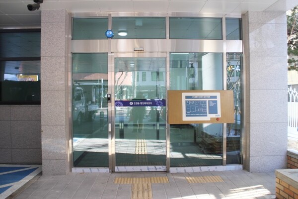 주출입구 출입문은 자동문으로 바닥에 점자블록이 설치돼 있어 휠체어를 사용하는 장애인이 불편을 겪을 것으로 보였다.터치식자동문이나 자동문 2곳을 설치하고, 한곳의 앞바닥에 점자블록을 설치하면 모두 불편 없이 이용할수 있다.주출입문 옆에 설치된 시각장애인이 손끝으로 만져 건물 내부를 알 수 있는 점자안내판에는 점자를 읽지 못하는 시각장애인을 위한 음성안내기가 설치된 반면 인적서비스를 요청할수 있는 직원호출벨이 없다.