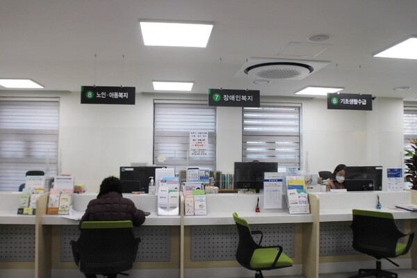 민원실 복지 창구의 경우 창구 턱을 낮추고, 밑에 휠체어가 들어갈 공간이 마련이 되여 있었다.
