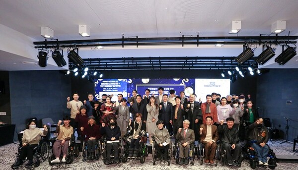 한국장애예술인협회가 지난 22일 서울 중구 동대문 노보텔 엠배서더에서 문화체육관광부 박보균장관 ,서울시문화재단 이창기대표, 패션디자이너 이상봉원장, KT노동조합 최장복위원장, 장애예술인 200여명이 참여한 가운데, ‘장애예술인 송년 큰잔치’를 개최했다.ⓒ한국장애예술인협회