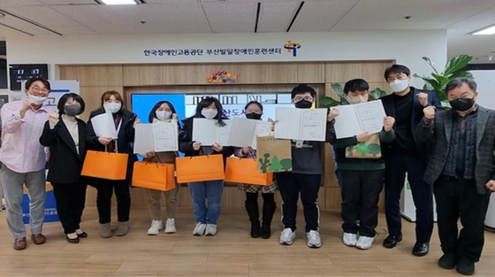 한국장애인고용공단 부산발달장애인훈련센터 ‘도서관 북-키퍼 맞춤훈련과정’을 이수하고 내년 1월부터 국회부산도서관 근무를 앞둔 발달장애인 훈련생들. ⓒ한국장애인고용공단 부산발달장애인훈련센터