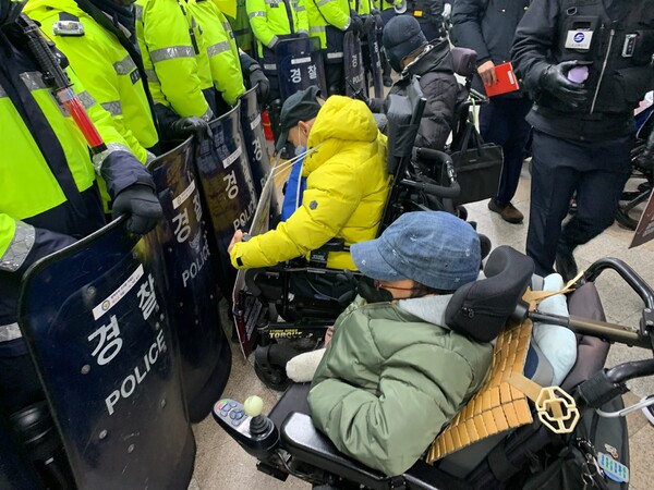 경찰에 가로막힌 전국장애인차별철폐연대 활동가들.ⓒ전국장애인차별철폐연대