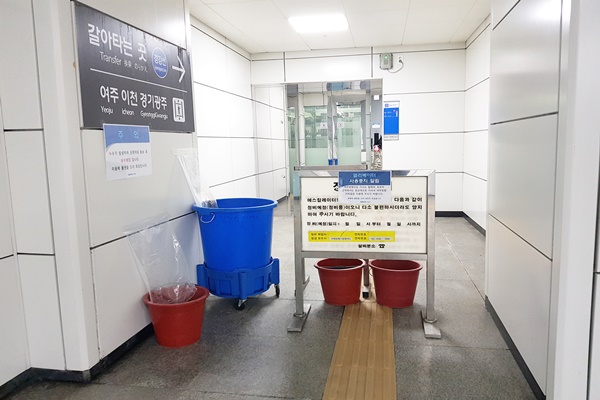 이매역의 경강선 광주‧이천‧여주행 환승통로 엘리베이터가 고장으로 운행이 중단된 상태다. ©박종태