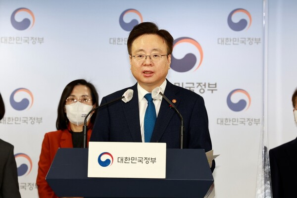 조규홍 보건복지부 장관 및 국무위원들이 지난 9일 서울 종로구 정부서울청사에서 2023년 업무보고 사후 합동 브리핑을 하고 있다.ⓒ보건복지부