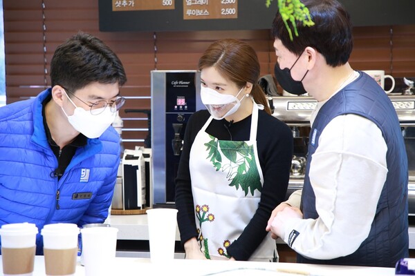 배우 함연지가 장애인 바리스타와 함께 ‘굿윌카페’에서 봉사활동을 했다.ⓒ밀알복지재단