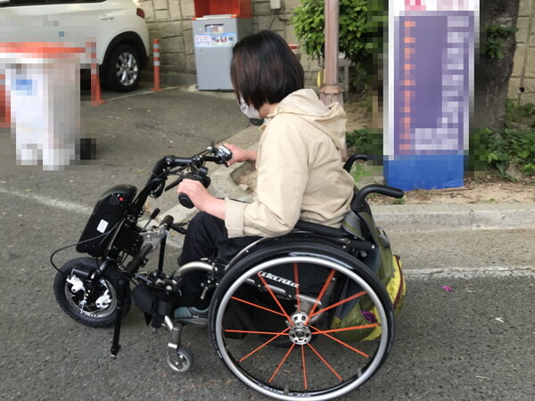 전동 바이크는 수동 휠체어 장애인의 기동성을 높여 준다. ⓒ박혜정