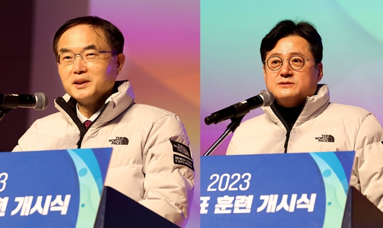 1일 오후 2시 이천선수촌 대강당에서 개최된 ‘2023년 국가대표 훈련개시식’에서 격려사를 하는 문화체육관광부 조용만 제2차관(왼쪽)과 축사하는 문화체육관광위원회 홍익표 위원장(오른쪽).ⓒ대한장애인체육회