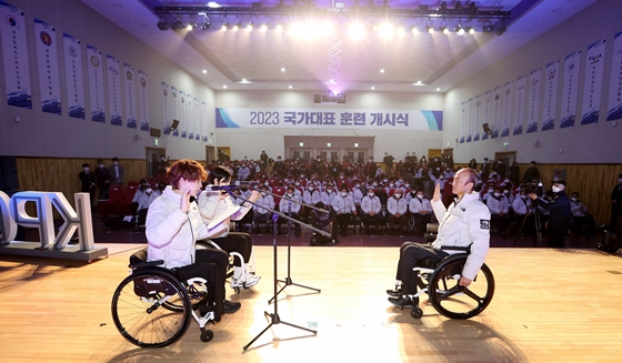 휠체어 펜싱 권효경 선수와 배드민턴 유수영 선수는 대한민국 국가대표 선수들을 대표해 선수 다짐을 했다.ⓒ대한장애인체육회