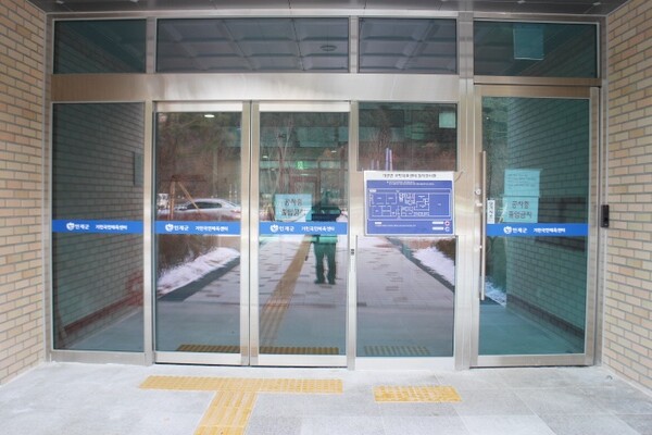 인제군기린국민체육센터 1층 주출입문은 자동문과 여닫이문이 설치됐으며, 자동문에 점자블록이 설치돼 있어 휠체어를 사용하는 장애인이 불편을 겪을 것으로 보였다. 이를 해결하려면 자동문이나 터치식자동문 2곳을 설치하고, 한곳의 앞바닥에 점자블록을 설치하면 된다. ©박종태