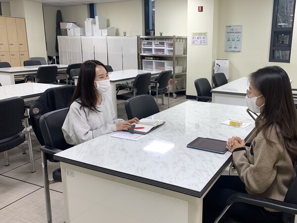 전소은 팀장(사진 왼쪽)과 인터뷰 중인 서나영 밀알복지재단 대학생 기자(오른쪽). ©서나영