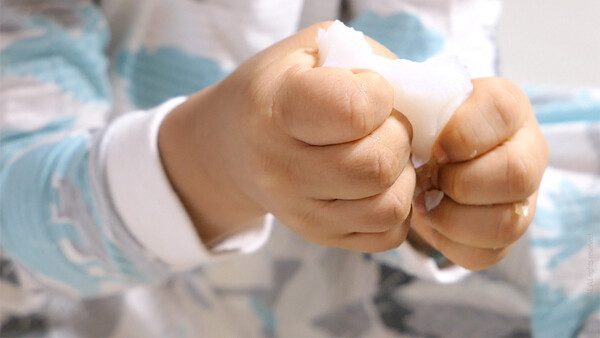 촉감치료를 받고 있는 시청각장애 아동의 손. ©밀알복지재단