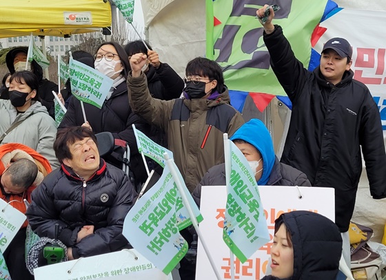 ‘장애인평생교육법 즉각 제정하라’ 구호를 외치는 활동가들.©에이블뉴스