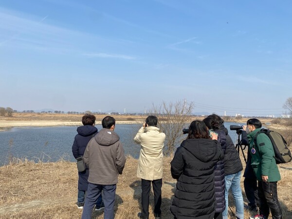 한국장애인고용공단 전북지사 전주맞춤훈련센터가 장애인 직업훈련생 9명과 함께 지난 23일 익산시 춘포면 만경강 일대에서 탐조체험을 실시했다.ⓒ한국장애인고용공단 전북지사 전주맞춤훈련센터