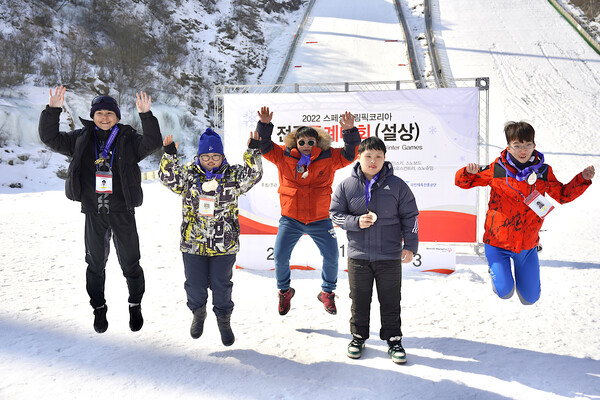 2022 스페셜올림픽코리아 전국동계대회(설상) 선수단이 메달을 목에 건 채 기념 사진을 촬영하고 있다.ⓒ스페셜올림픽코리아