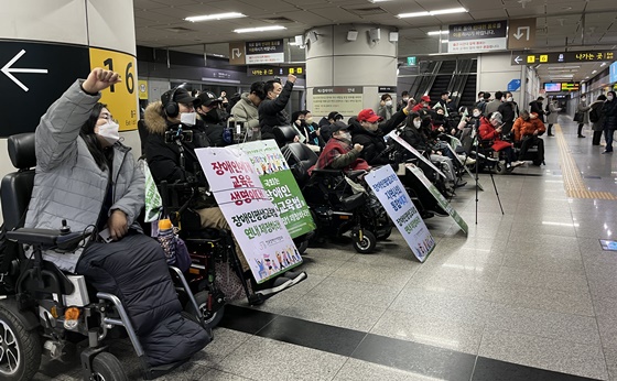 지난 2월 16일 서울 9호선 국회의사당역 승강장에서 ‘장애인평생교육법 제정’ 선전전을 진행하는 전국장애인야학협의회 활동가들. ©에이블뉴스DB