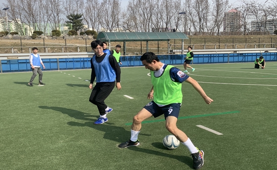 저시력인 5명과 비장애인 7명으로 구성된 어울림축구단 ‘곰두리FC’가 본격적인 활동에 나섰다고 20일 밝혔다.ⓒ서울곰두리체육센터