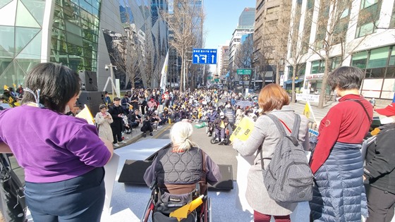 전국권리중심중증장애인맞춤형공공일자리협회은 21일 서울시청 앞에서 ‘지속가능한 권리중심공공일자리를 위한 Disability Pride 결의대회’을 진행했다. ⓒ전국권리중심중증장애인맞춤형공공일자리협회