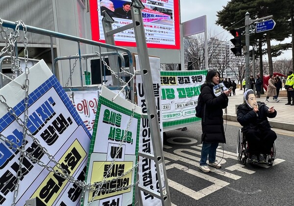 전국장애인차별철폐연대(전장연) 등 3개 단체가 서울시청 앞에서 오세훈 서울시장을 겨냥해 ‘UN탈시설가이드라인 권고를 위반 오세훈 서울시장 고발대회’를 열었다. 발언 중인 한국장애포럼 최한별 사무국장.ⓒ전국장애인차별철폐연대