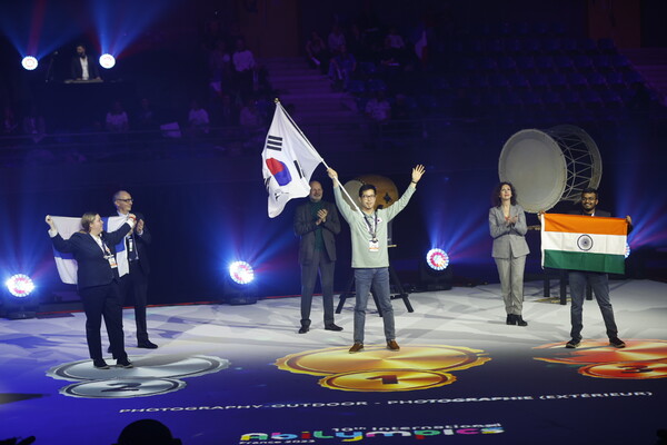 제10회 국제장애인기능올림픽대회에 사진(실외) 직종 신현국 선수의 금메달 수상 모습.ⓒ한국장애인고용공단