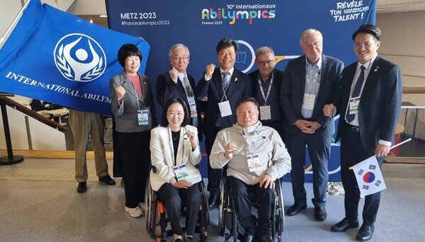 국회에서 제10회 프랑스 메스 국제장애인기능올림픽대회 7연패를 달성한 한국선수단을 방문하고 관계자들과 파이팅을 외치고 있다.ⓒ한국장애인고용공단