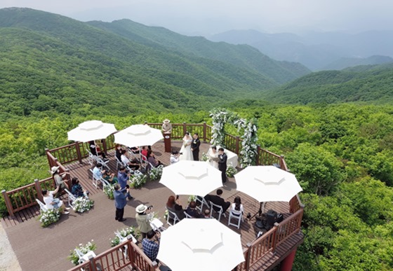 국립공원 친환경 숲속 결혼식 운영 사진. ⓒ환경부