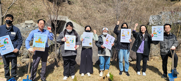 한국장애인고용공단 경북발달장애인훈련센터가 지난 27일 칠곡숲체원에서 훈련생들의 취업을 기념하며 사회 진출에 대한 자신의 꿈과 희망을 담은 성장나무를 심는 행사를 가졌다.ⓒ한국장애인고용공단 경북지사