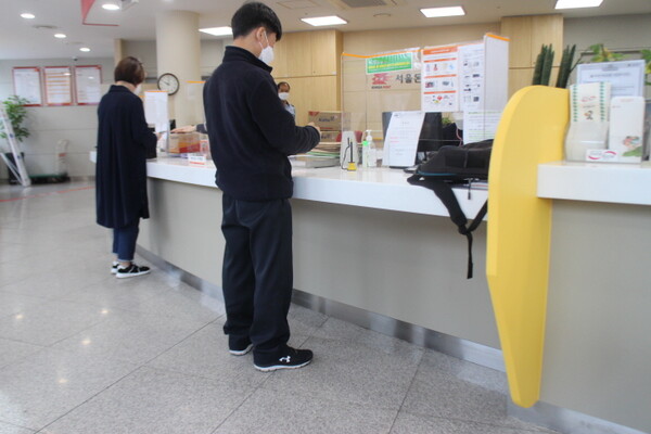 서울돈암동우체국 2층 우편창구 한쪽 밑에는 휠체어가 들어갈 공간이 마련돼 있어 휠체어를 사용하는 장애인이 이용하기 편리하다. ©박종태