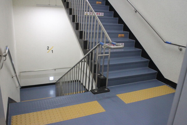 도봉구 도봉동실내스포츠센터 내부 계단 양쪽에는 시각장애인을 위한 점자표지판이 부착된 손잡이, 계단 입구 바닥에 점자블록이 양호하게 설치됐다. ©박종태