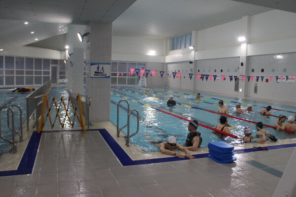 도봉구 도봉동실내스포츠센터 1층 수영장에는 휠체어 사용 장애인들 물속에 안전하고 편리하게 입수할 수 있는 경사로가 양호하게 설치됐다. ©박종태