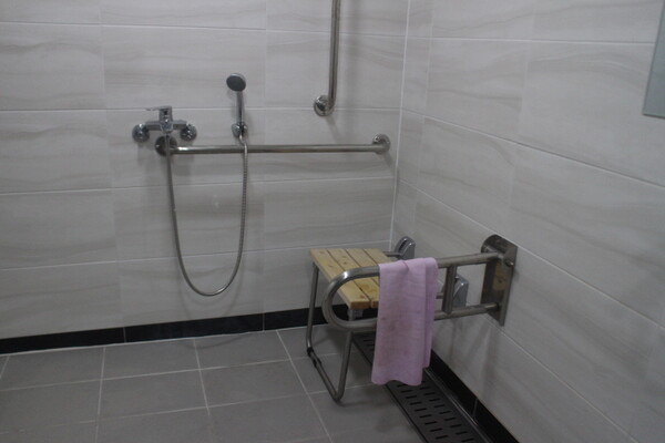 도봉구 도봉동실내스포츠센터 1층 남녀가족 샤워실의 샤워기는 휠체어를 사용하는 장애인이 이용하기 편리하도록 낮은 위치에 설치됐으며, 벽면에 옮겨 앉을 수 있는 의자도 마련됐다. ©박종태
