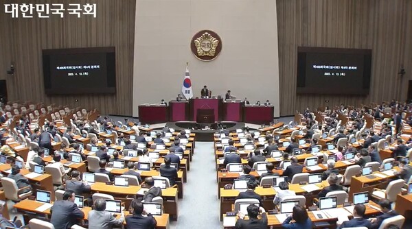 국회는 13일 오후 제405회 국회(임시회) 제4차 본회의를 열고, ‘장애인복지법 개정안’을 통과시켰다. ©국회인터넷의사중계시스템