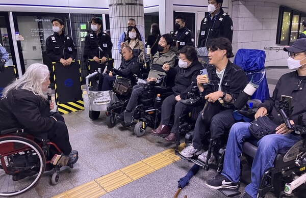 18일 오전 8시 전국장애인차별철폐연대가 326일차 장애인권리예산 지하철 선전전에서 서울시의 과태료 사전통지를 규탄하는 입장을 발표하고 있다.ⓒ전국장애인차별철폐연대