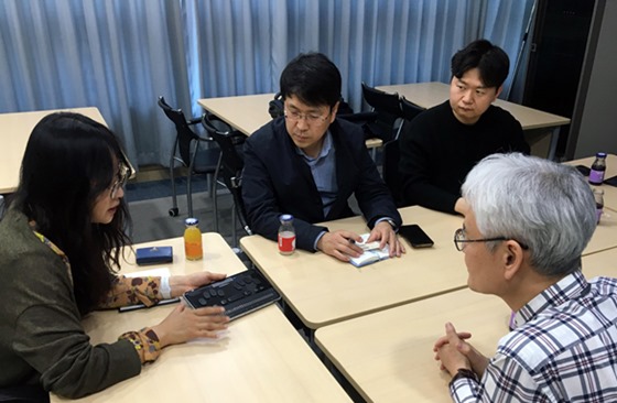 한국기계연구원(대전) 최기봉 연구원이 ㈜셀바스헬스케어의 기술자문을 하는 모습. ⓒ한국장애인고용공단 보조공학센터