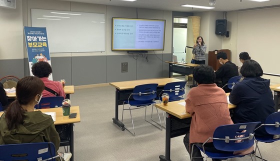 한국장애인개발원 충청북도발달장애인지원센터는 26일 음성군장애인복지관에서 성인전환기 발달장애인 부모교육사업 멘토형 부모교육을 실시했다. ⓒ한국장애인개발원 충청북도발달장애인지원센터