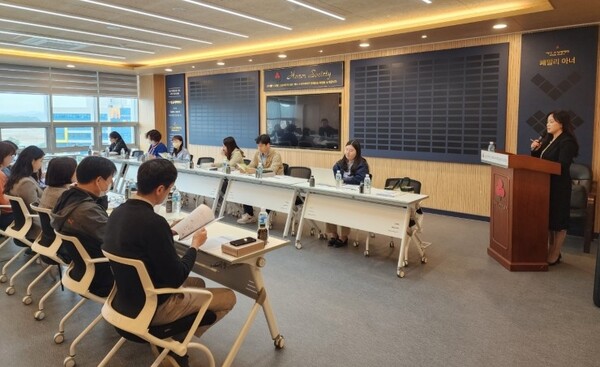 지난 26일 도내 시·군 담당공무원 19명을 대상으로 발달장애인 지원사업 실무교육 및 간담회 모습. ©한국장애인개발원
