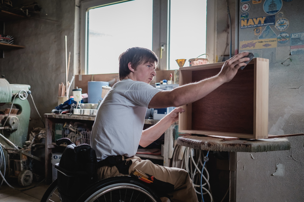 사진 2: 목공소에서 일하는 장애인의 모습. ©Andi Weiland, Gesellschaftsbilder.de