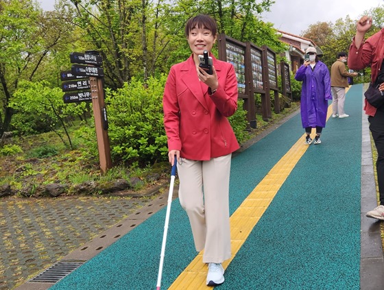 국민의힘 김예지 의원은 지난 3일 제주도 한라생태숲에서 열린 시각장애인 길안내 서비스 시연회에 참가해 열린관광지의 전국 활성화 필요성을 강조했다. ⓒ김예지 의원실