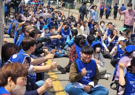 4일 오전 11시 경기도교육청 앞에서 개최된 ‘경기도 장애학생 교육권 확보’를 위한 결의대회에 참여한 장애인 당사자와 활동가들. ⓒ전국장애인부모연대