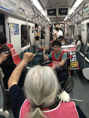 전국장애인차별철폐연대(이하 전장연)가 17일 장애인도 존엄하게 살아갈 수 있는 권리 보장을 위해 광주광역시 지하철에 올랐다.