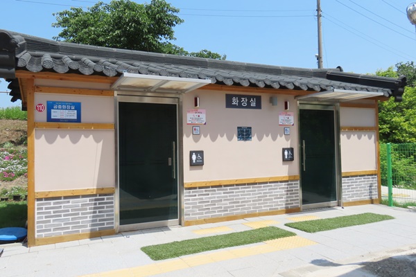 군산 나포면 금강자전거길 공중화장실 전경. ©박종태