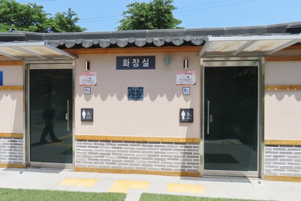 군산 나포면 금강자전거길 공중화장실 입구에 시각장애인이 손끝으로 만져 화장실 내부를 알 수 있은 점자안내판, 앞바닥에 점자블록이 양호하게 설치됐다. ©박종태
