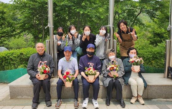 충청남도시각장애인복지관이 지난 3월부터 시각장애인 이용자를 대상으로한 ‘힐링후각·공예교실’의 상반기 원예 활동을 성료했다고 24일 밝혔다. ⓒ충청남도시각장애인복지관