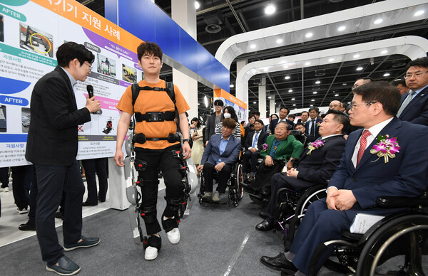 ‘제18회 대한민국 보조공학기기 박람회’에서의 웨어러블 로봇 시연 모습. ©한국장애인고용공단